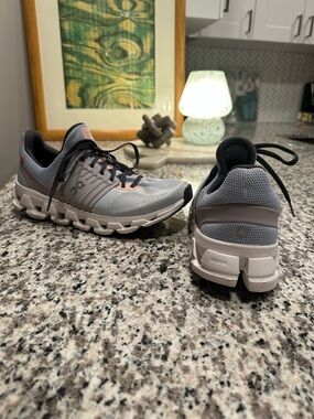 🏃🏼‍♀️ On Running Women's Gray and Black Cloudswift Sneakers 🏃🏼‍♀️